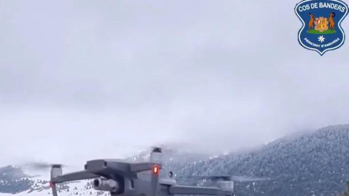 Els banders fan tasques amb el suport d'un dron