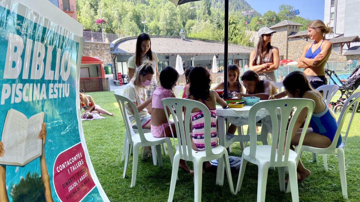 Infants als tallers organitzats a la bibliopiscina d'Encamp