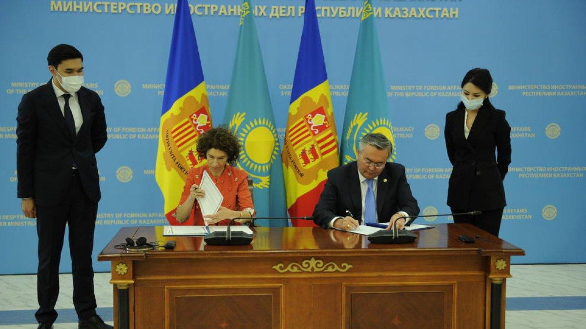 La ministra Ubach i el seu homòleg a Kazakhstan, Mukhtar Tileuberdi
