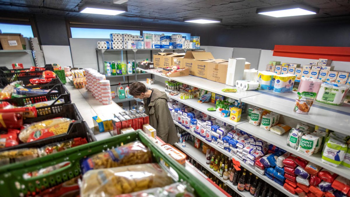 La botiga solidària atén persones necessitades.