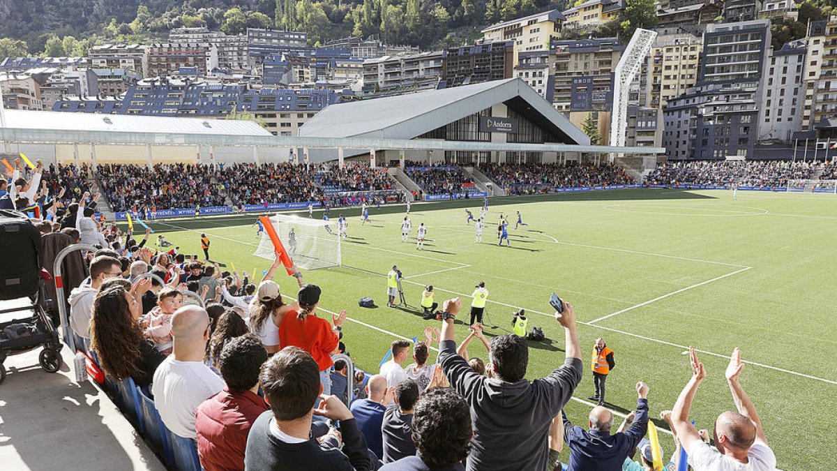 L'afició tricolor celebrant un gol el curs passat a l'Estadi Nacional.