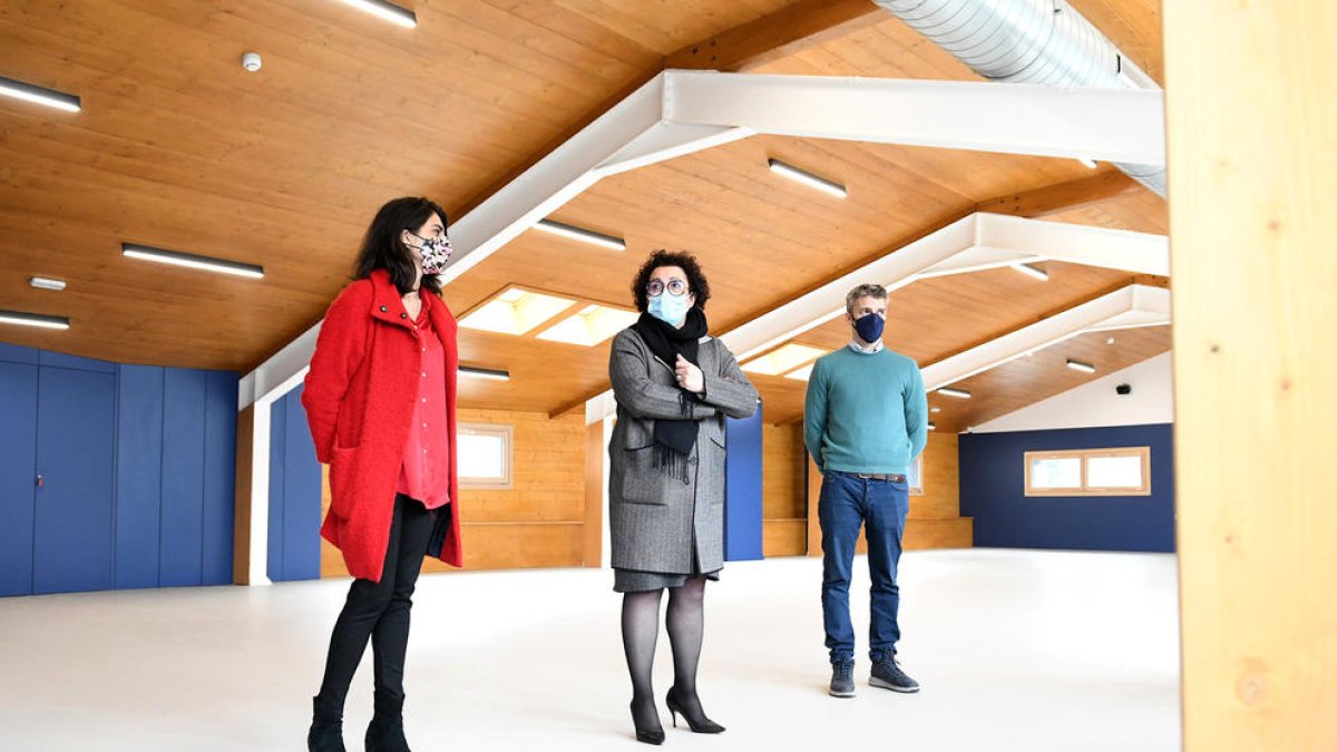 La ministra Pallarés en una visita d'obres al centre.