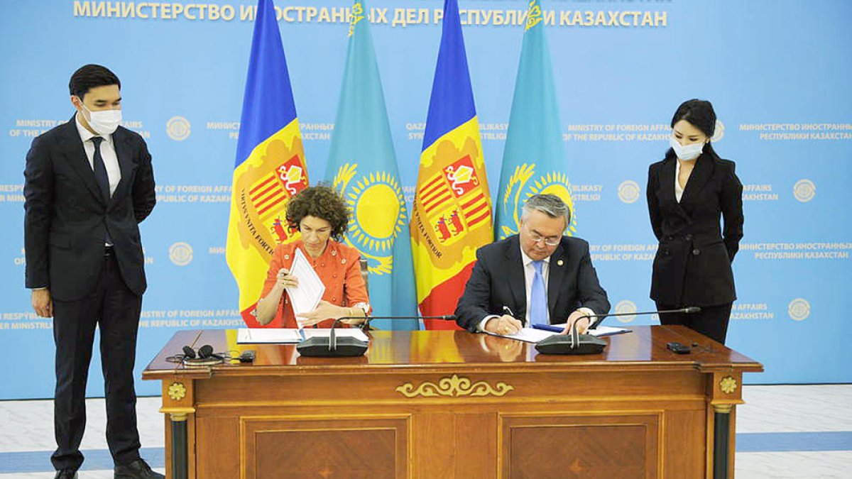 La ministra Ubach i el seu homòleg a Kazakhstan, Mukhtar Tileuberdi.