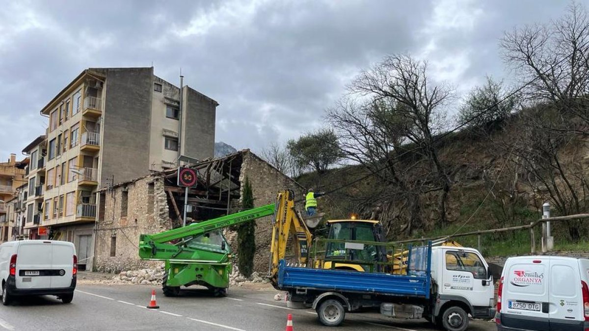 El material de la casa esfondrada ha caigut a la C-14
