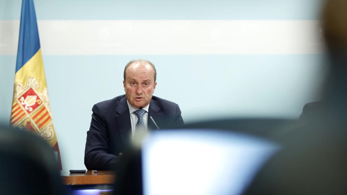 El ministre Rossell ahir a la roda de premsa.