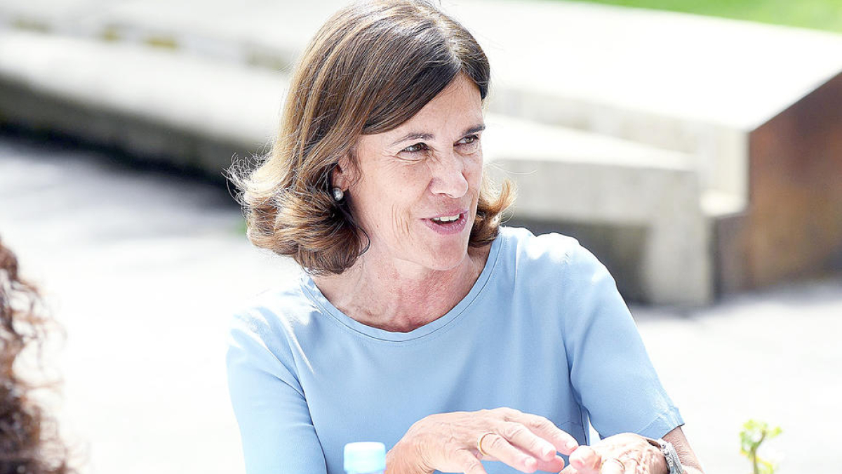 La ministra a la plaça del Poble, que “no és molt maca però el nom té molt fons”.