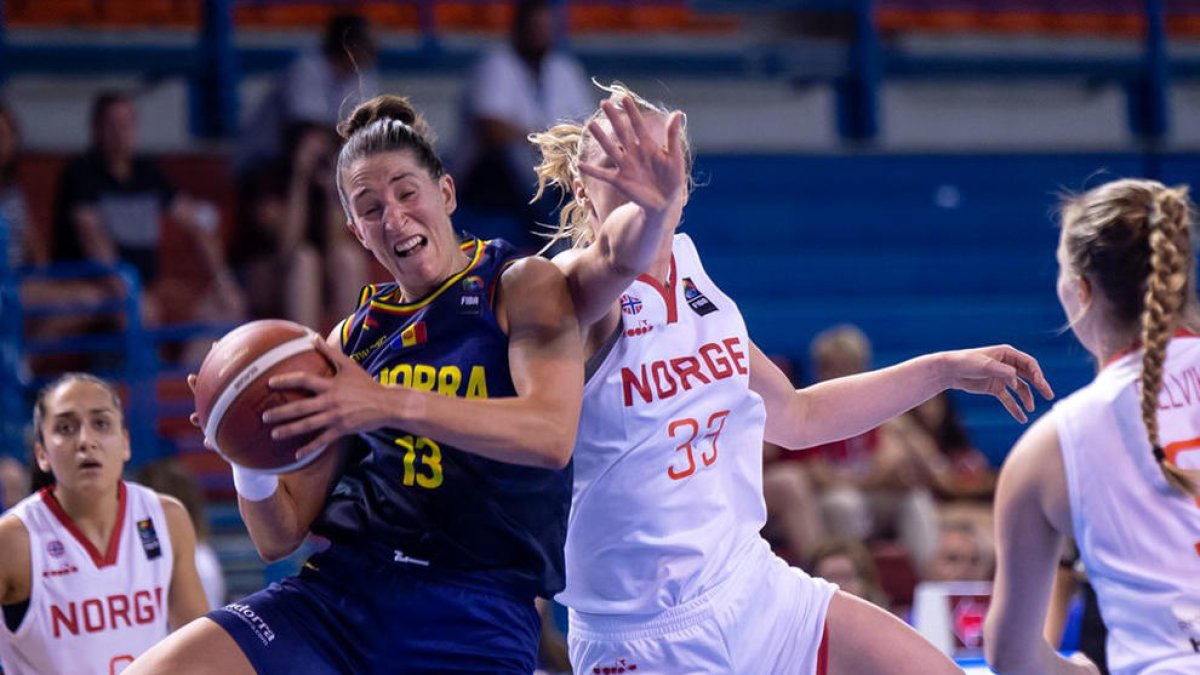 Clàudia Guri lluitant per la pilota amb la noruega Julie McCarthy, ahir a Xipre.