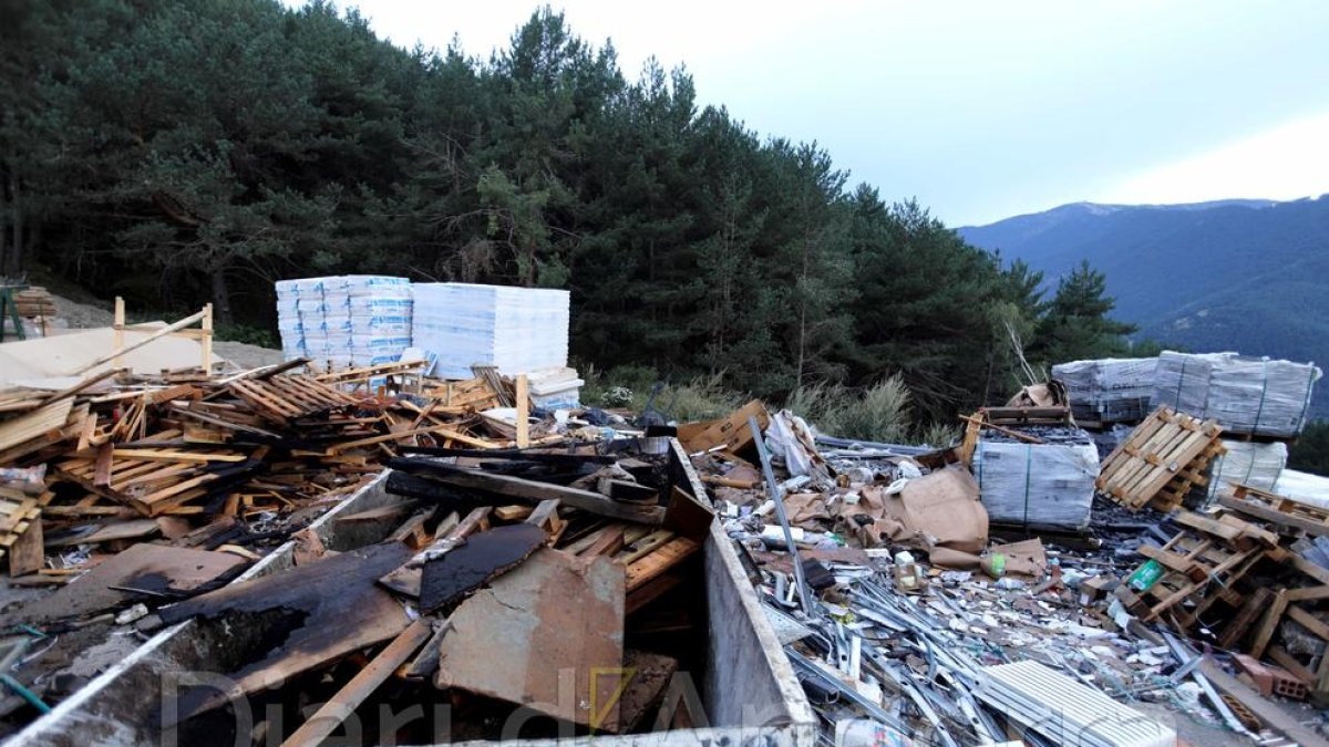 Les deixalles que s'han incendiat