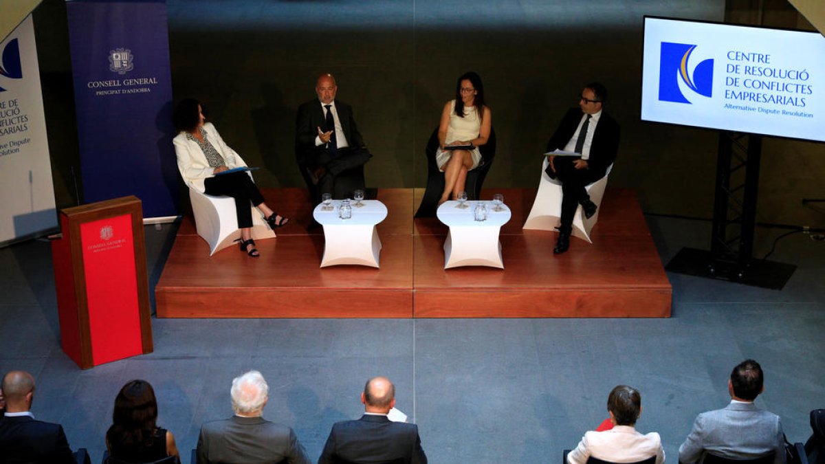 Els ponents del debat de presentació del CRCE.