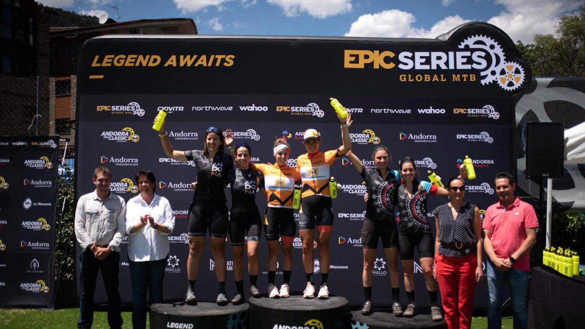 A l'esquerra, Marta Ballús i Carla Boj, de l'Andbank MTB, al segon calaix del podi.