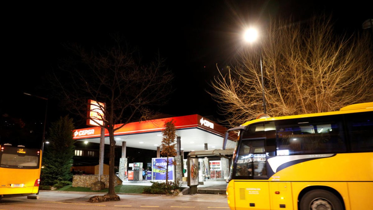Dos autobusos circulant per Prat de la Creu.