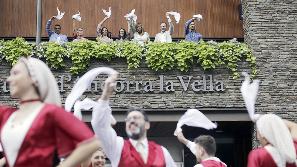 Les autoritats i les pregoneres, fent voleiar els mocadors a la 'Dansa del pregó'.