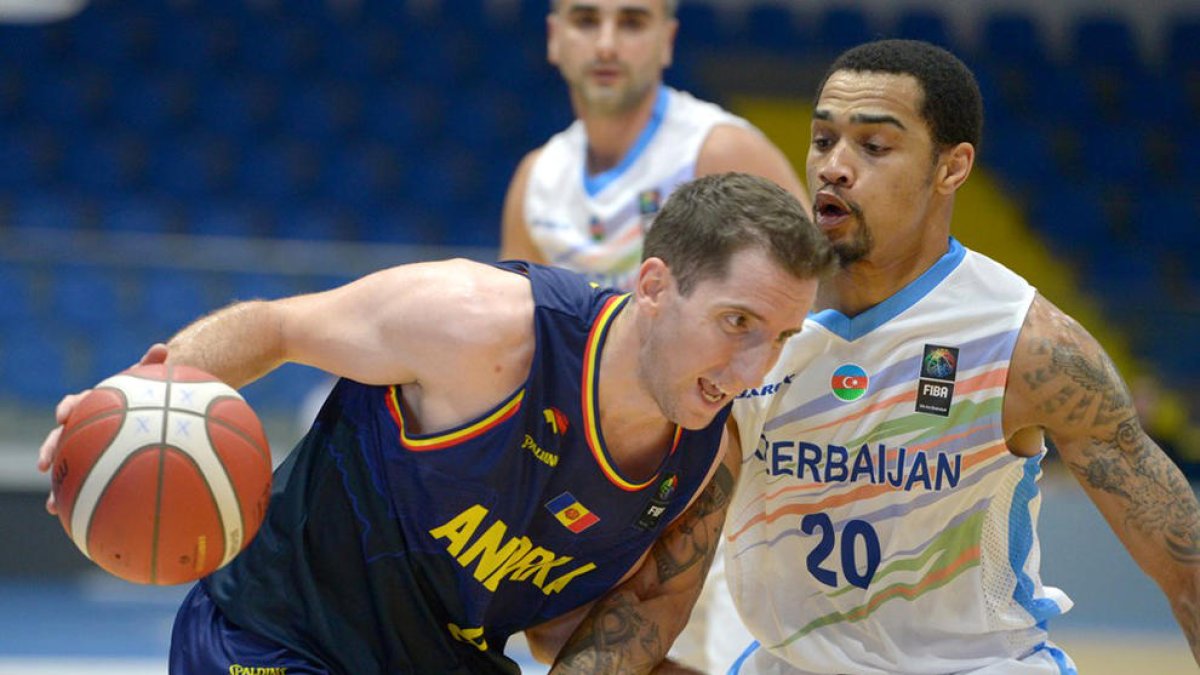 Guille Colom, en una acció del partit amb Jordan Davis, d'Azerbaidjan i que juga a l'UCAM.