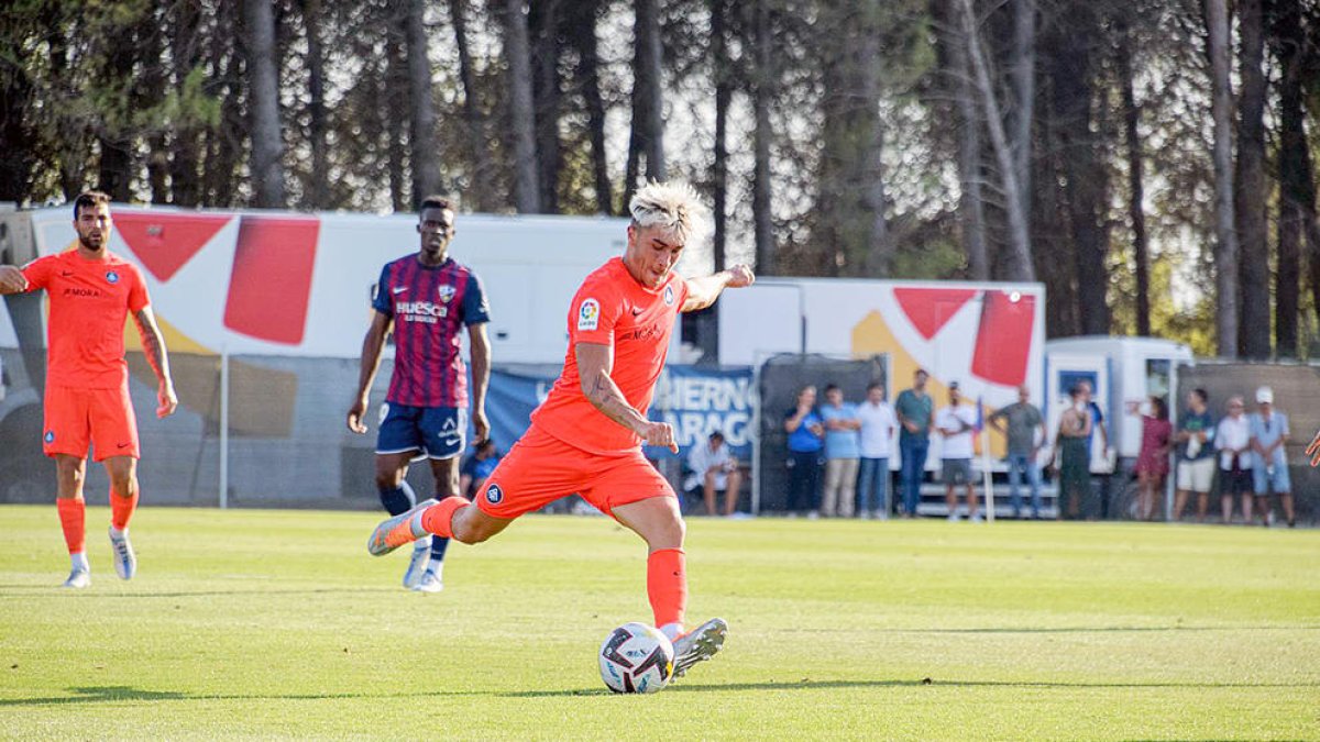 Adri Altimira va buscar el gol en diverses ocasions.