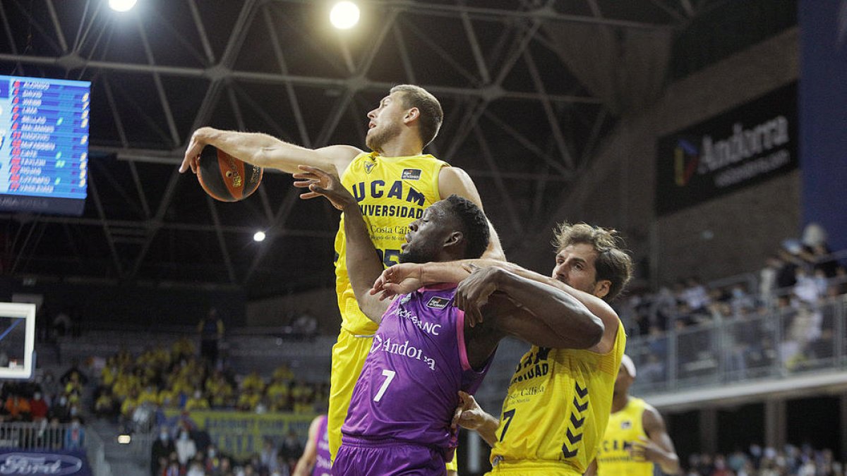 Chris Czerapowicz lluitant un rebot amb la samarreta de l'UCAM Múrcia, el curs passat al Poliesportiu.