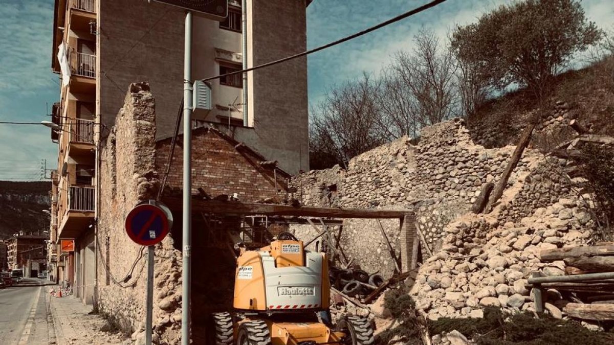 Treballs de desenrunament de l'edificació ensorrada a Organyà