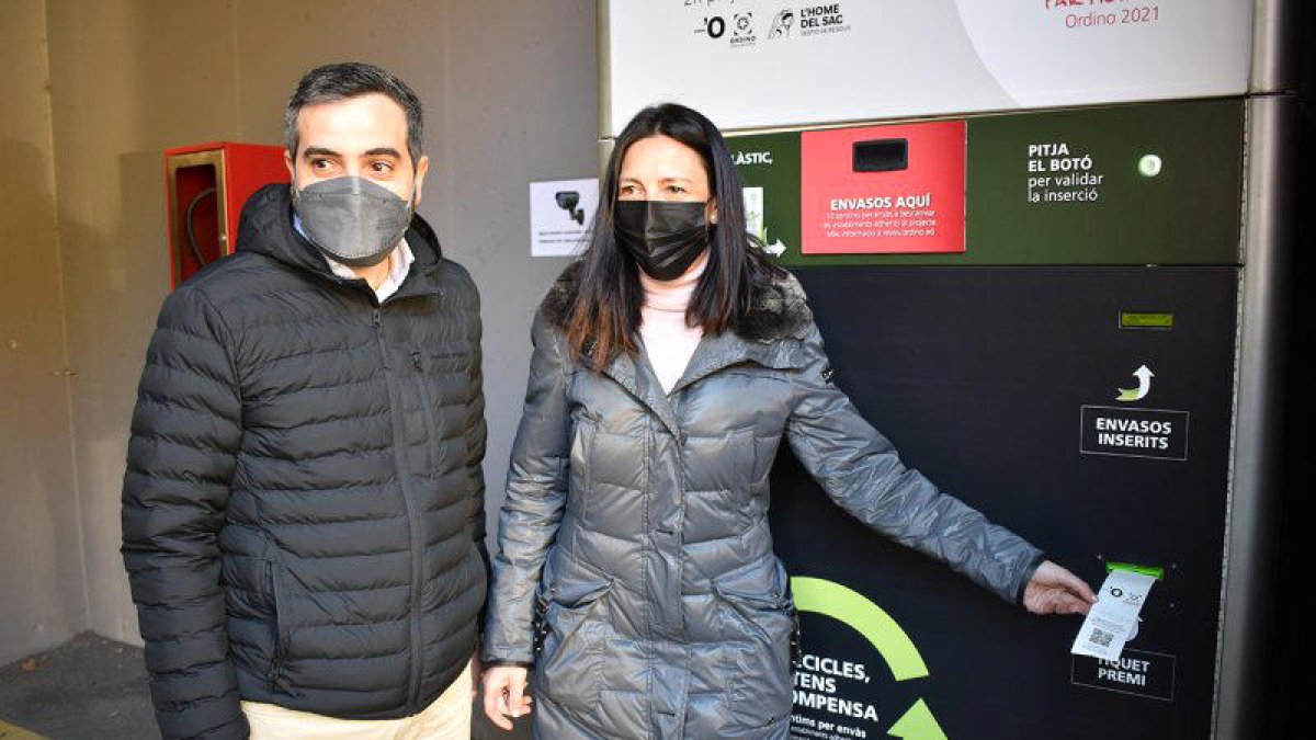 La màquina de reciclatge invers instal·lada al Prat de Call.