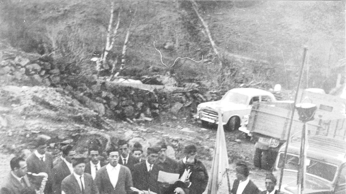 El mestre Antoni Florit dirigint les caramelles d'Ordino, als anys seixanta.