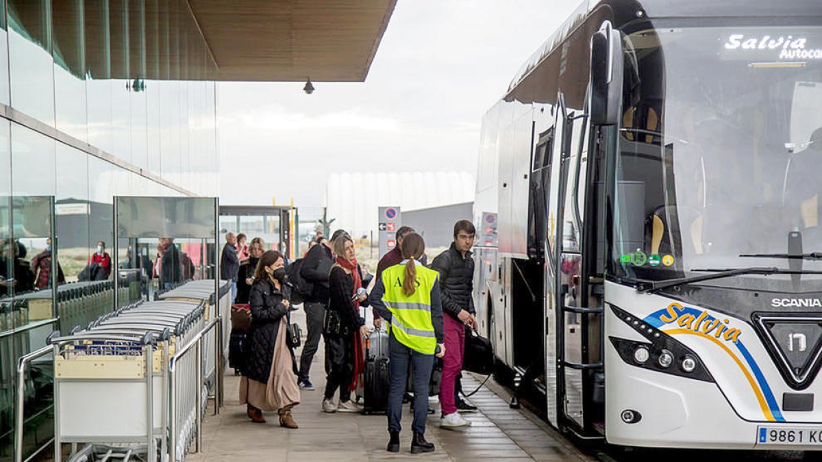 El Govern reclama a Air Nostrum que eviti els vols a l'aeroport d'Alguaire. Ara es comencen a penedir de no haver fet cas a la Cambra de Comerç.