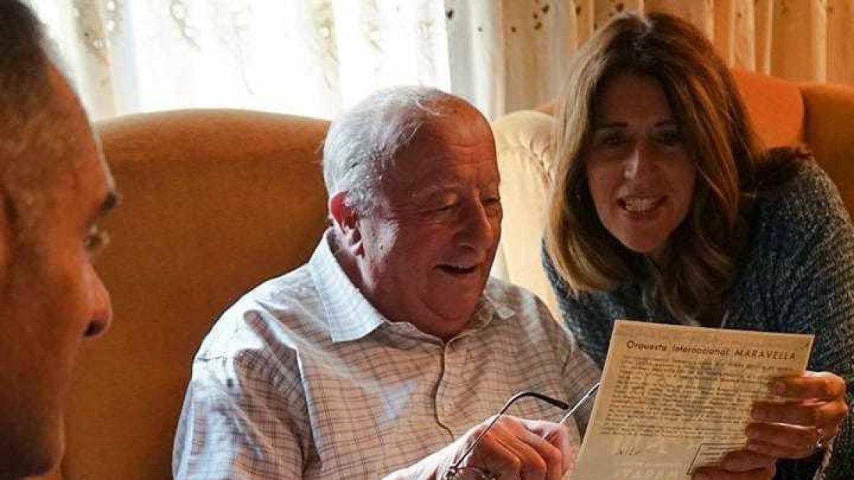 Antoni Albós buscant documents dels 70 anys d'historia de l'esbart