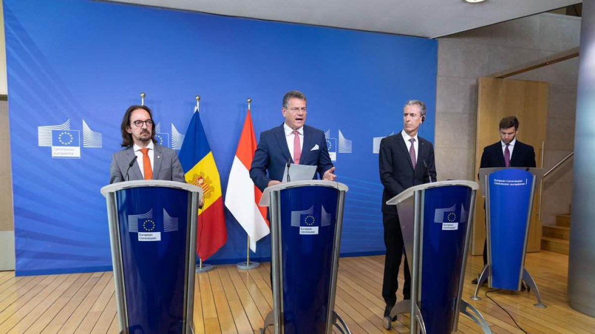 El secretari d'Estat d'Afers Europeus, Landry Riba, amb el vicepresident de la Comissió Europea, Maroš Šefčovič.