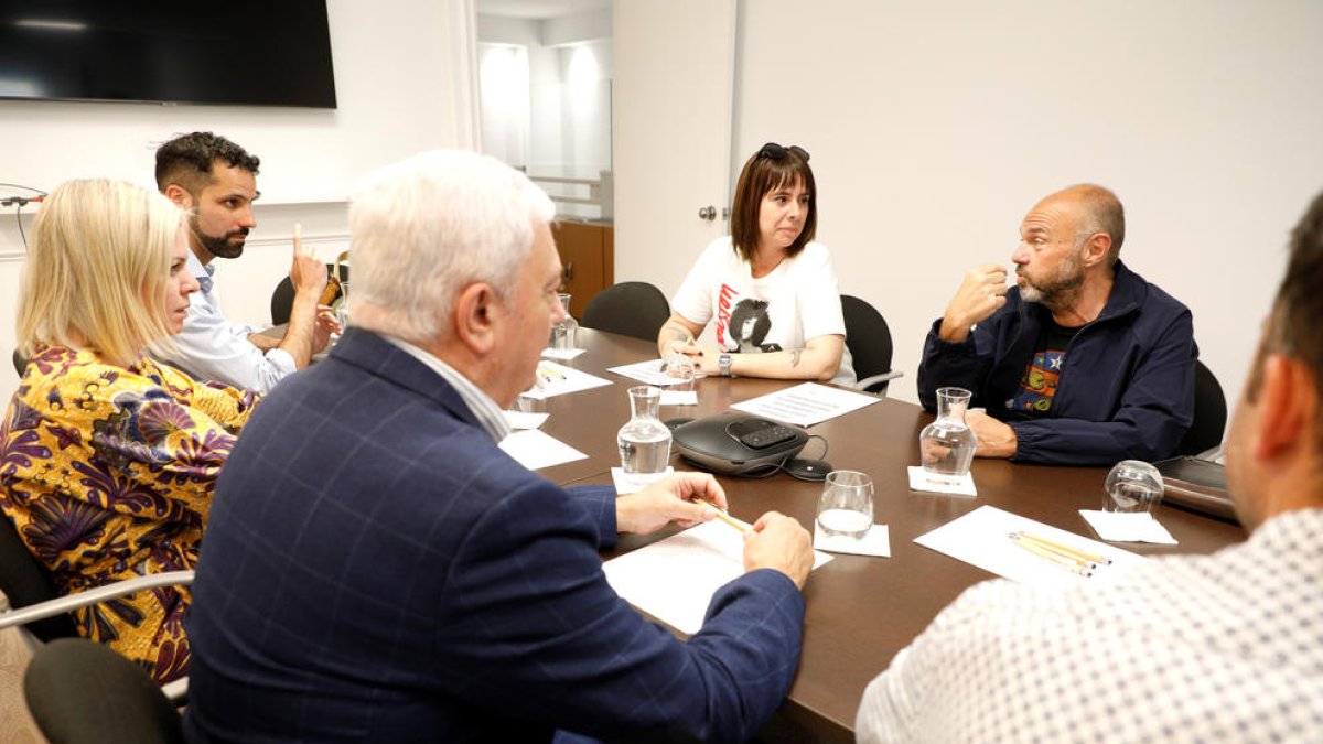 Una trobada entre representants de la patronal i dels sindicats.