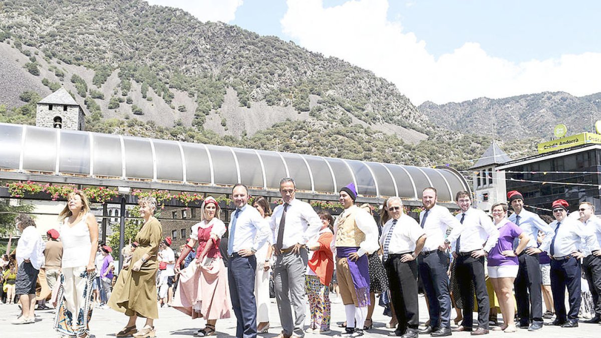 El cap de Govern i altres autoritats ballen el Contrapàs a la plaça del Poble d'Andorra la Vella.