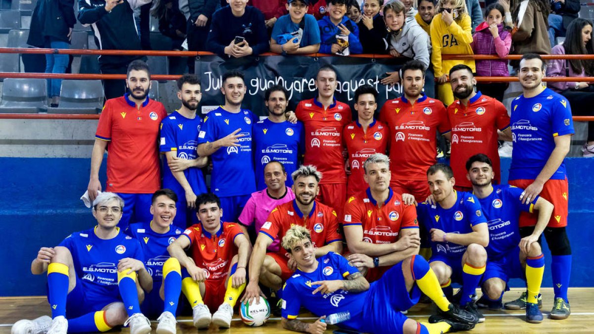 Els catorze creadors de continguts que van participar en el partit.