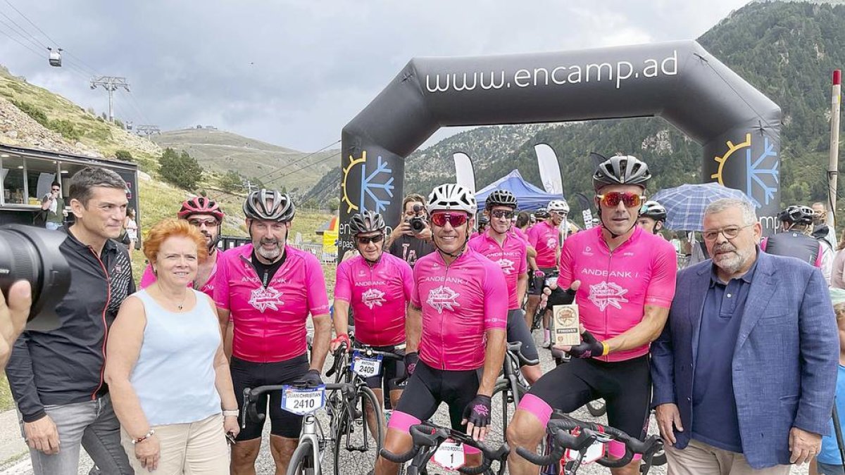 'Purito' Rodríguez, al centre, i Markel Irizar, a la dreta, amb autoritats, ahir als Cortals d'Encamp.