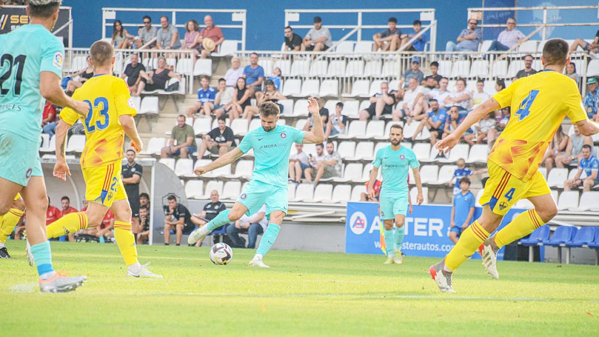 Adri Vilanova va buscar el gol a la primera meitat.