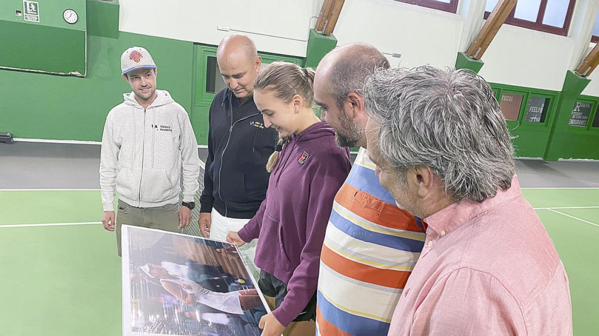 Un moment de l'homenatge a Vicky Jiménez Kasintseva per part de la Federació Andorrana de Tennis.
