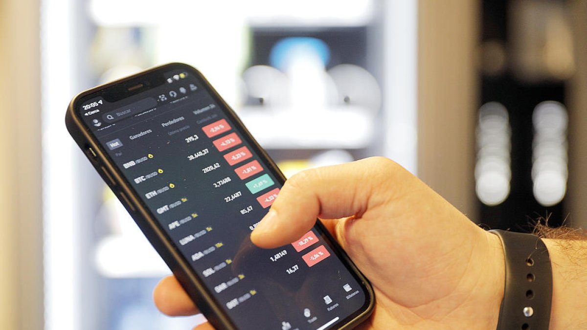 Un home consultant el telèfon mòbil.