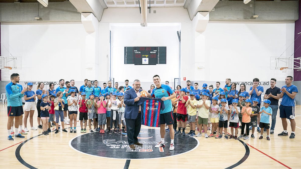 L'equip blaugrana i els joves participants.