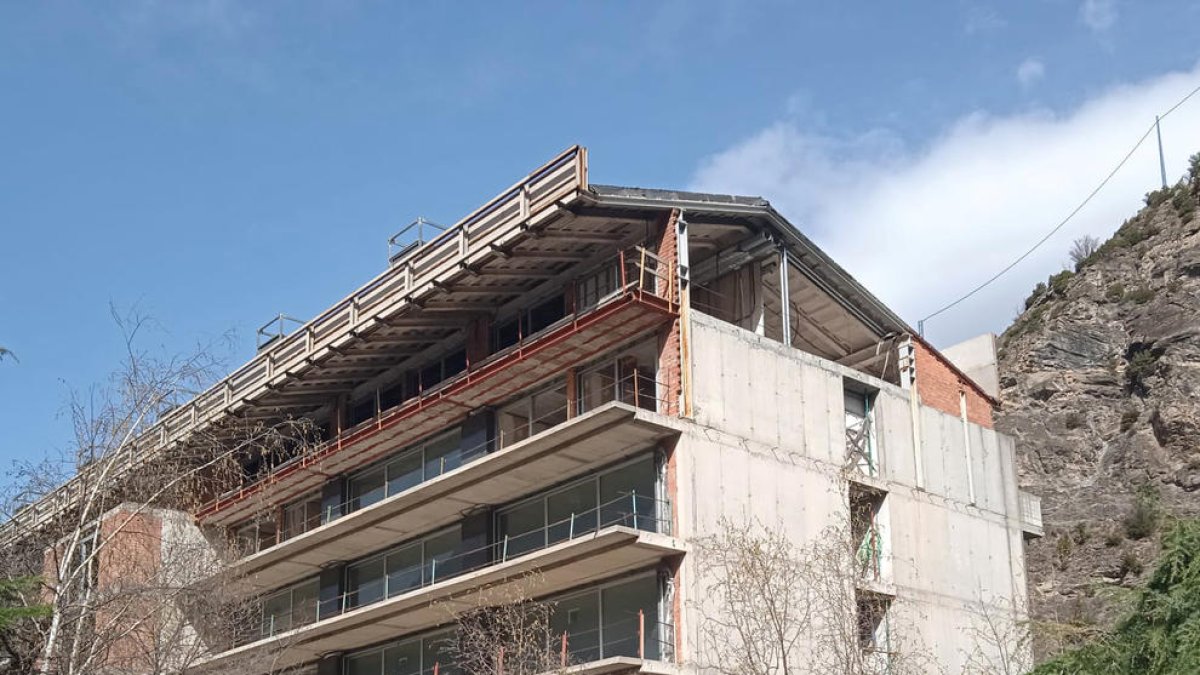 Les obres d'ampliació de l'hotel Roc de Caldes, pendents d'acabar.