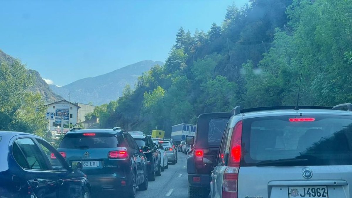 Vehicles fent cua a l'N-145 aquest matí
