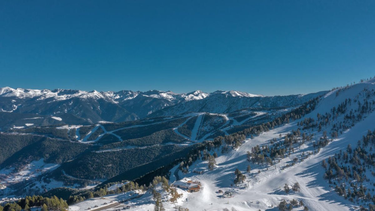 Les pistes de Vallnord des del coll de la Botella.