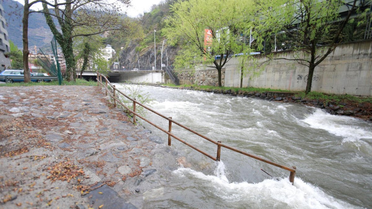 El Valira al pas per Sant Julià de Lòria.