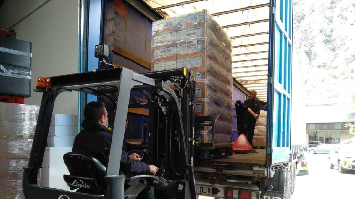 El tràiler anirà carregat de 14 tones de material repartits en 32 palets
