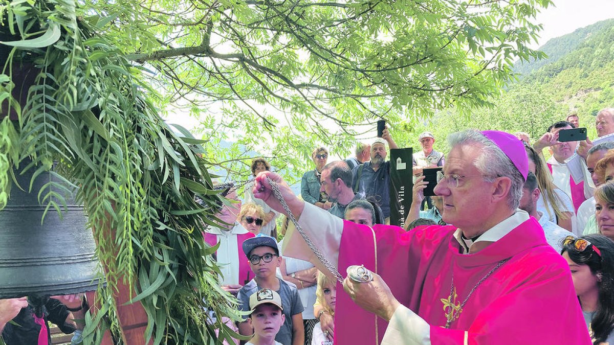 Vives en la benedicció de la campana de Sant Romà de Vila, dilluns.