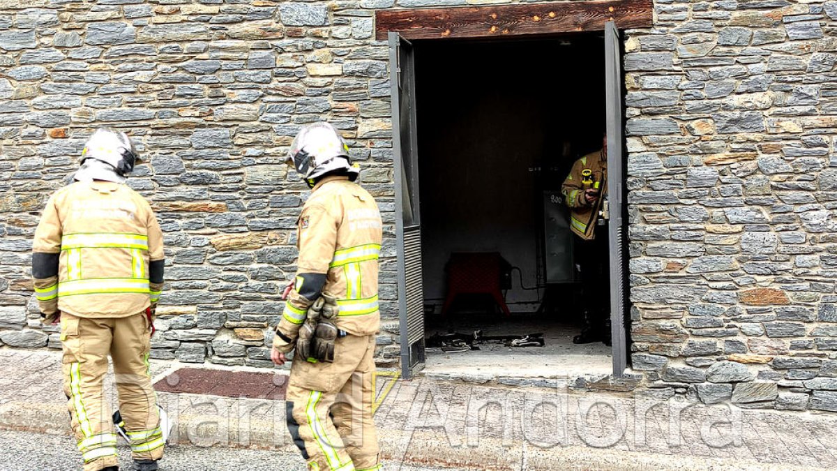 Els bombers actuant en l'incendi
