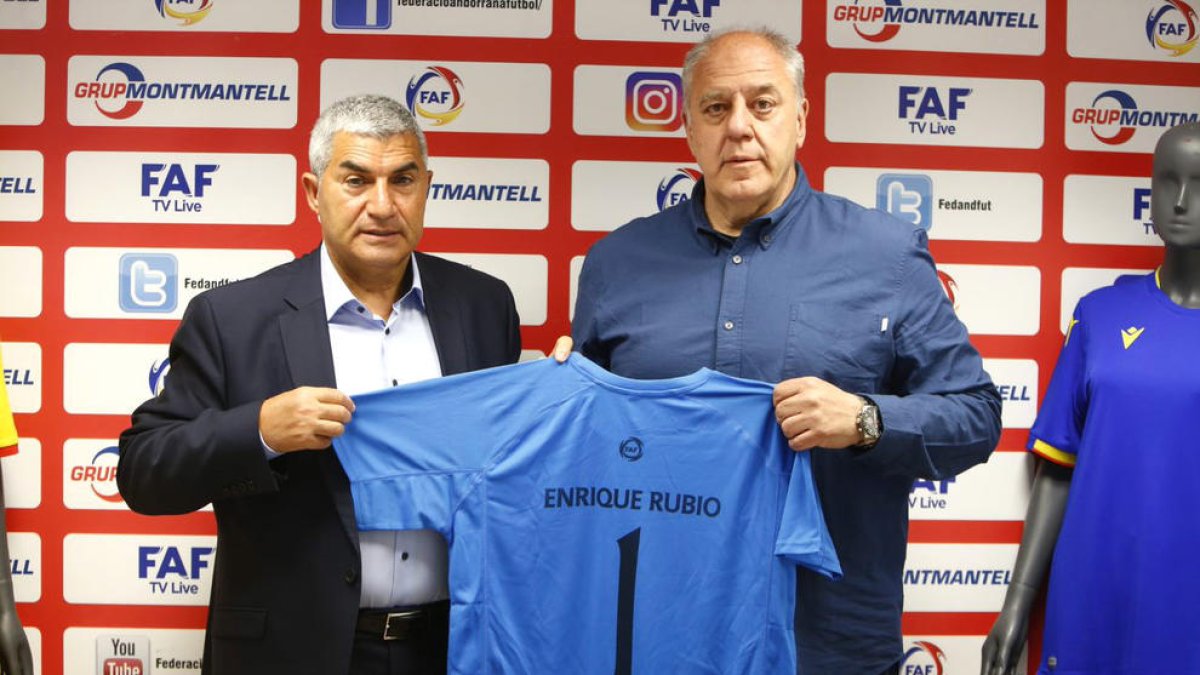 Carles Riba i el president de la FAF, Fèlix Álvarez, amb la samarreta de l'equip Blau.
