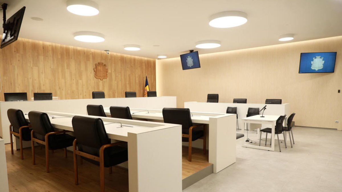 Una sala de vistes de la seu de la Justícia.