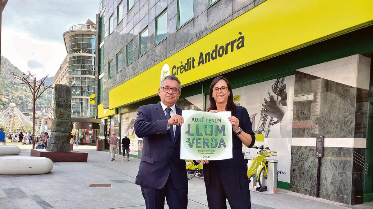 Albert Moles i Núria Roca amb el segell.