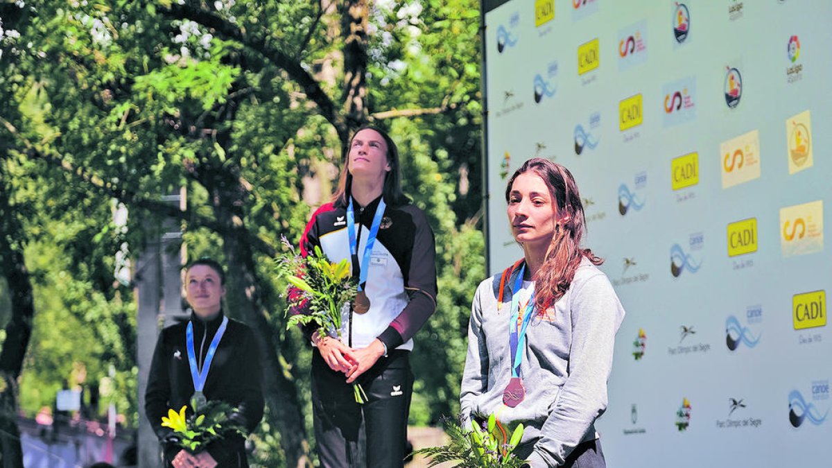 Mònica Doria, en primer terme, durant la cerimònia de medalles.