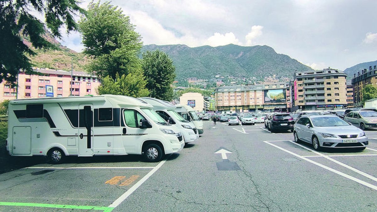 Autocaravanes estacionades a l'aparcament del Parc Central d'Andorra la Vella.