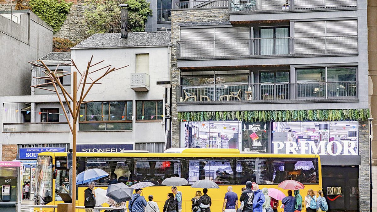 Un autobús al centre d'Andorra la Vella.