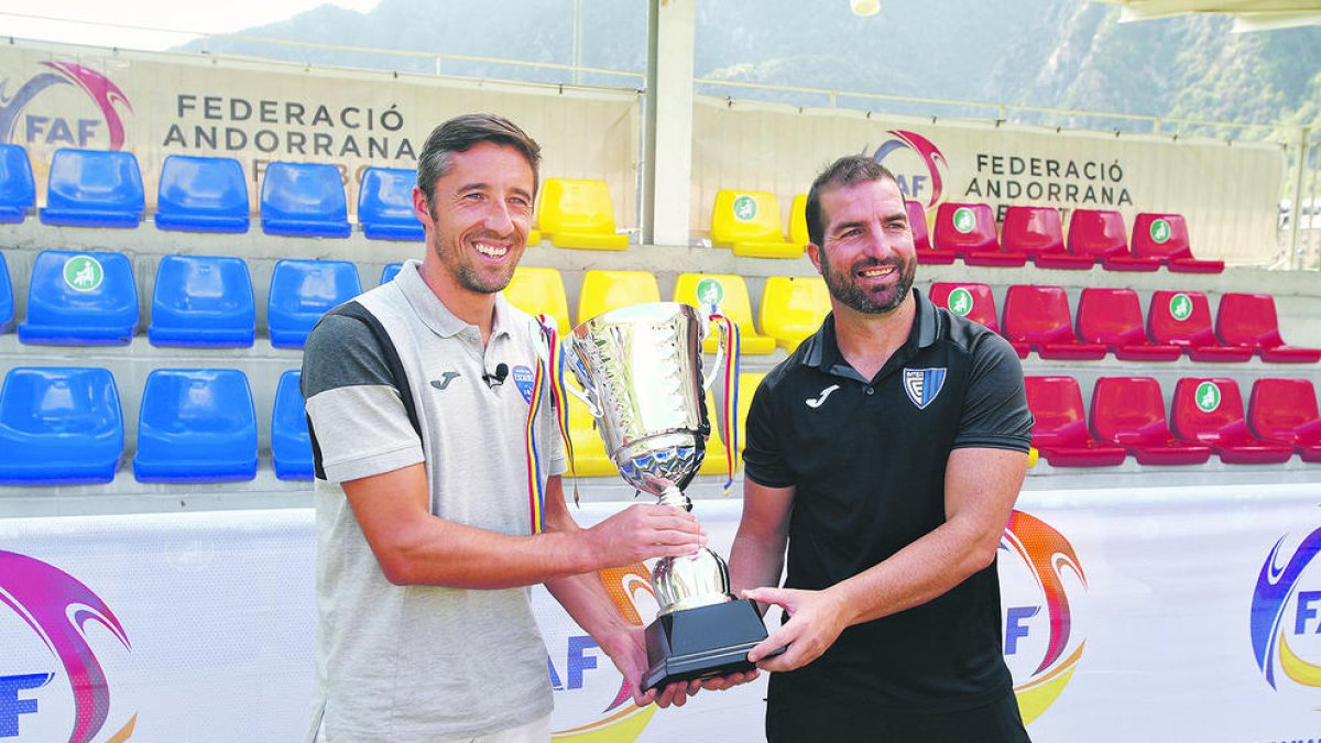 Els tècnics Bessone i Velasco, amb la Supercopa.