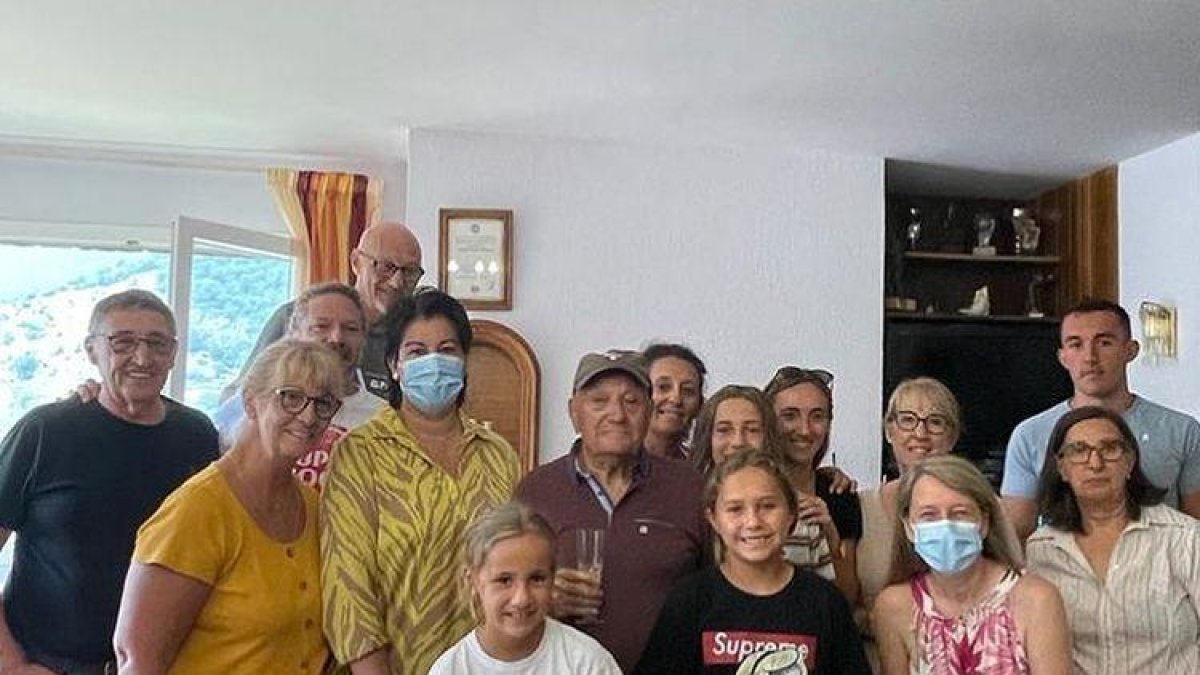 Daniel Duedra, amb gorra, amb la família, la cònsol menor i la consellera de Socials després de l'homenatge del comú