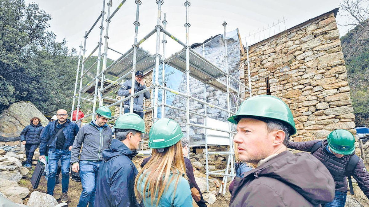 Un moment de la visita d'obres del campanar de Sant Vicenç d'Enclar.