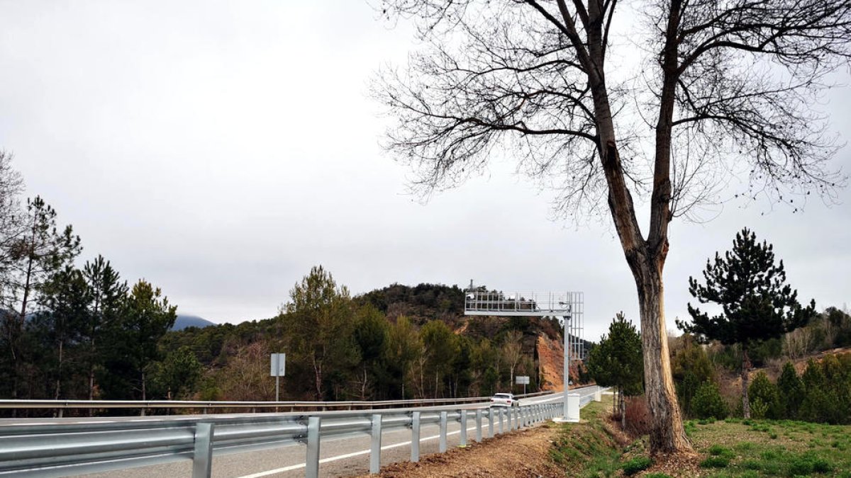 El nou radar de tram que s'ha instal·lat a la C-14 entre Ponts i Bassella.